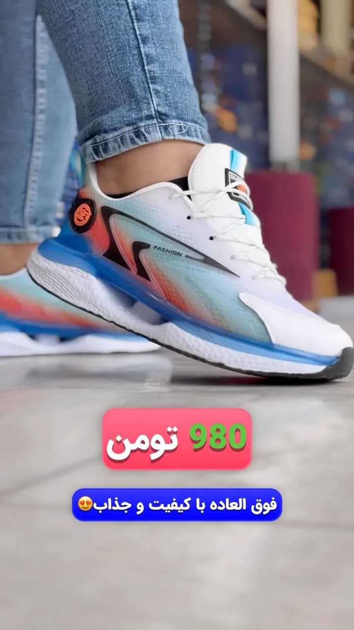 کتانی اسپرت سفید و آبی و نارنجی، رنگ قرمز، جنس مش و مصنوعی، بنددار، پاشنه تخت