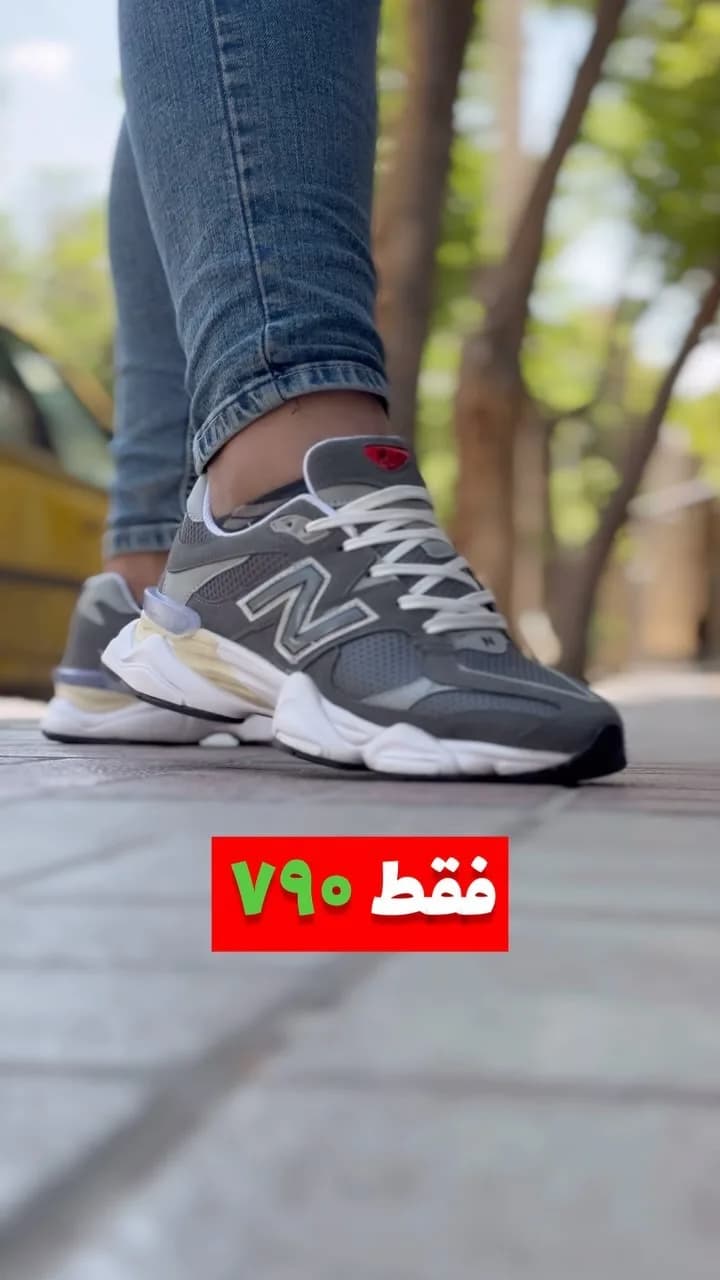 کتانی نیوبالانس ۹۰۶۰ زیره تیکه‌خور، رنگ خاکستری و سفید، بنددار، پاشنه تخت