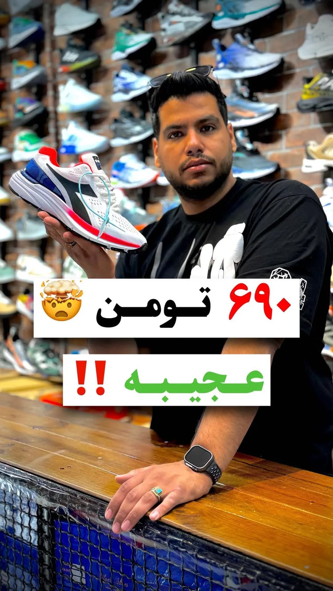 کتانی اسپرت سفید و سرمه‌ای و قرمز، رنگ آبی، بدون پاشنه