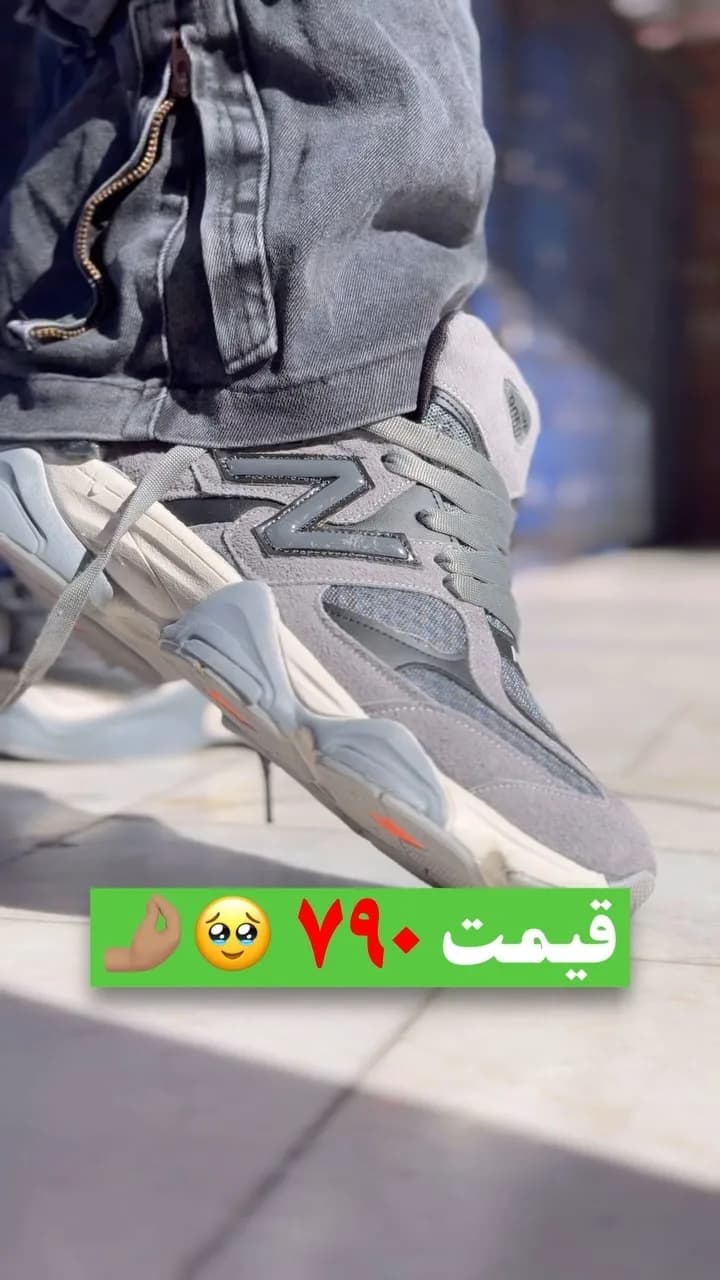 کتانی نیوبالانس، رنگ خاکستری و سفید، جنس جیر و مش، بنددار