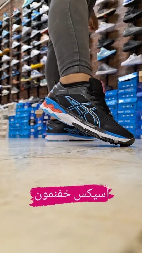 کتانی آسیکس، رنگ مشکی، آبی، سفید و قرمز، پاشنه تخت