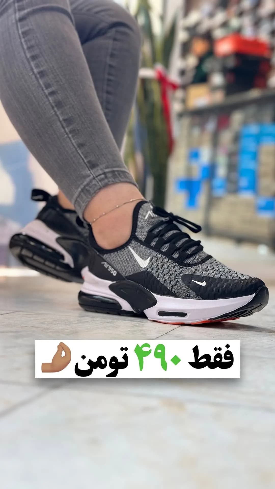 کتانی اسپرت مشکی و سفید نایکی، رنگ خاکستری، جنس پارچه مشبک، بنددار، پاشنه تخت