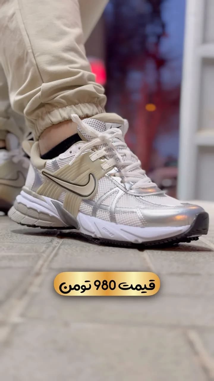 کتانی اسپرت سفید و طلایی نایکی، رنگ کرم، بنددار