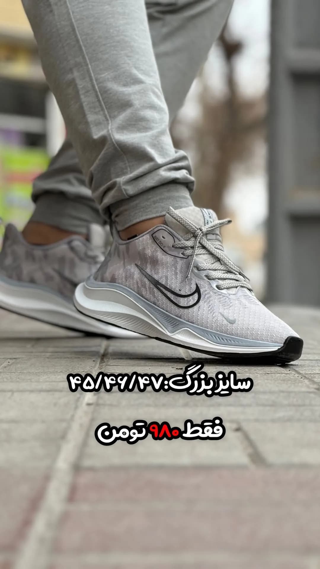 کتانی اسپرت طوسی نایکی، رنگ خاکستری و سفید، بنددار