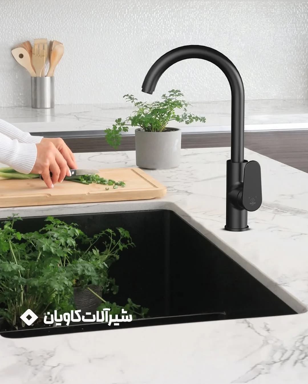 شیر ظرفشویی لارا کاویان، رنگ مشکی، جنس فلز، گردن بلند، تک دسته