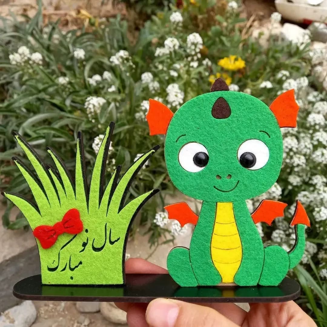 استند نمدی اژدها، رنگ سبز، نارنجی و زرد، طرح شخصیت کارتونی، فیگور اژدها