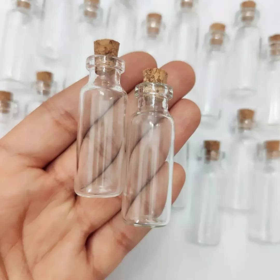 شیشه ویال کوچک، رنگ شفاف و قهوه‌ای، جنس چوب، استوانه‌ای، درب چوب‌پنبه‌ای
