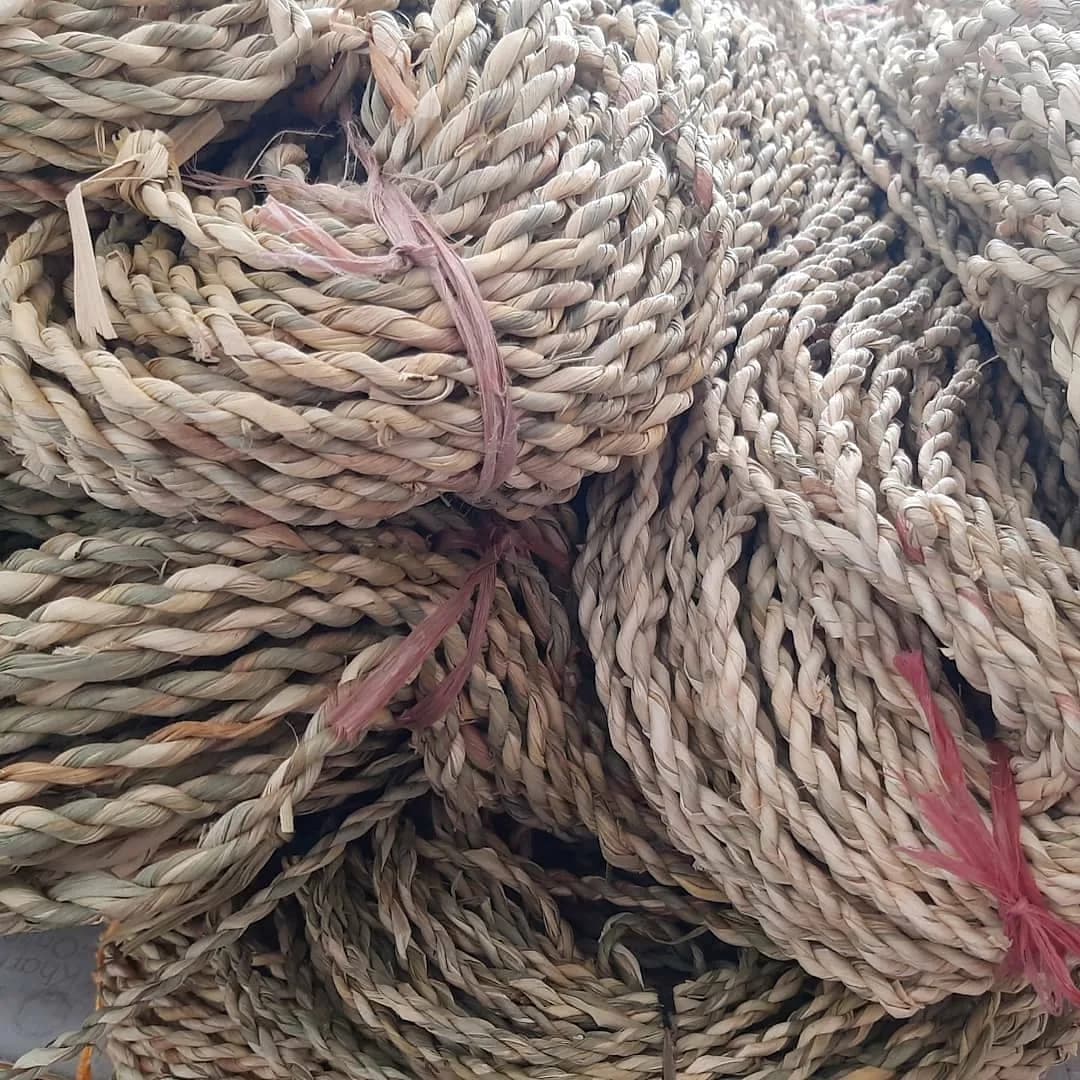 طناب مکرومه — رنگ کرم — نمای دردست — قطر حدود ۶ تا ۸ میل