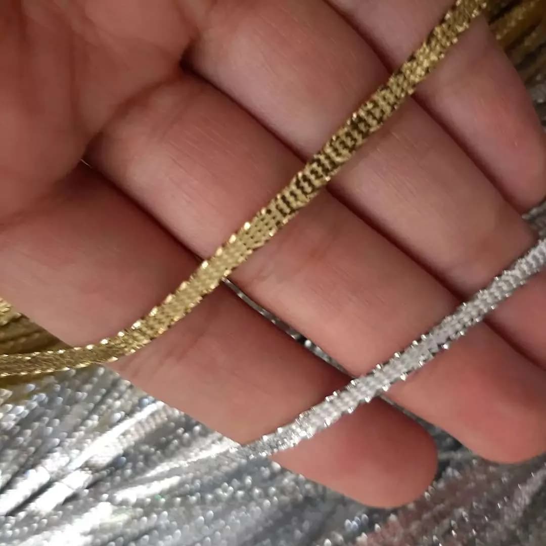 نوار تزئینی قیطان ۴ میل — رنگ طلایی — نمای دردست — ۴ میل