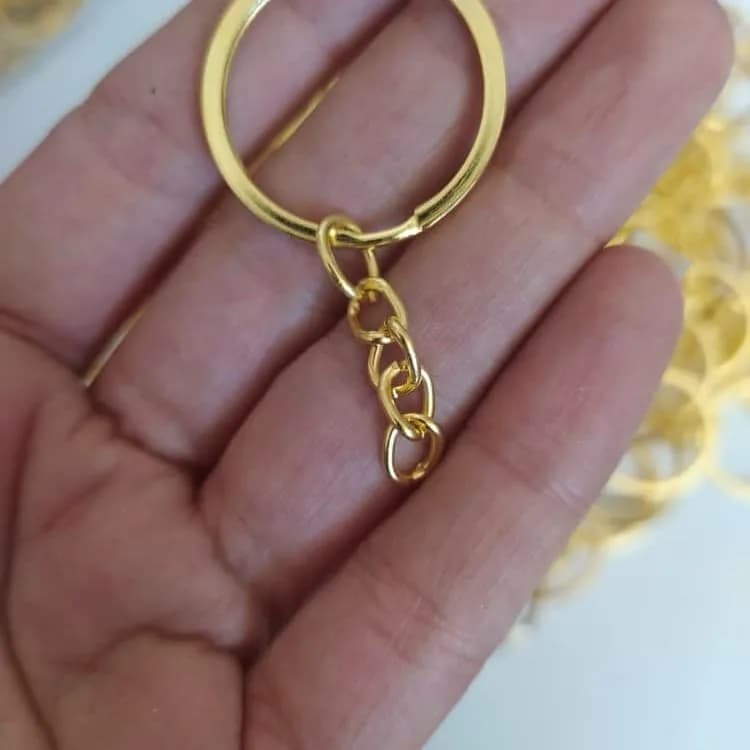 جاکلیدی زنجیردار ۳ سانت — رنگ طلایی — نمای دردست — زنجیردار