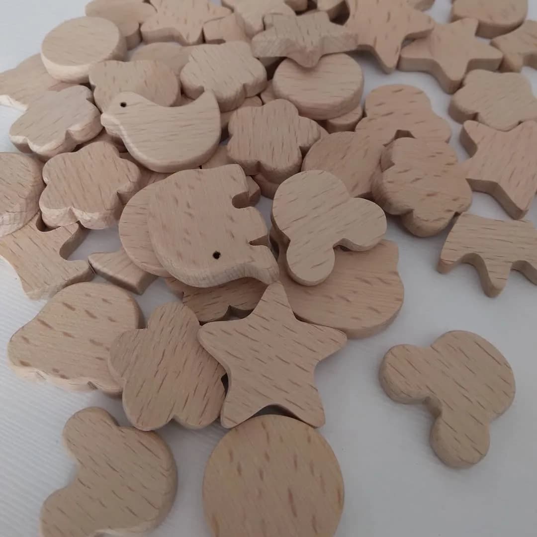 اشکال چوبی روی گیره پستونک — رنگ کرم — نمای دردست — مناسب نصب روی گیره پستانک