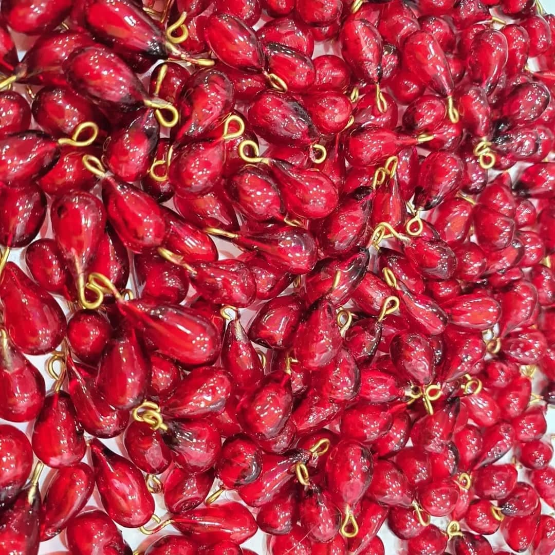 دانه انار با آویز برنجی پک ۱۰۰ عددی — رنگ قرمز — نمای دردست — پک ۱۰۰ عددی