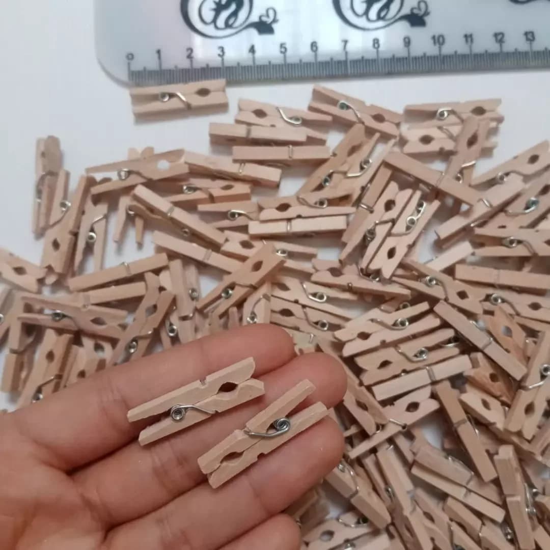 گیره چوبی فانتزی رنگارنگ — رنگ کرم — نمای در‌دست — سه سایز ۳ و ۳٫۵ و ۴٫۵