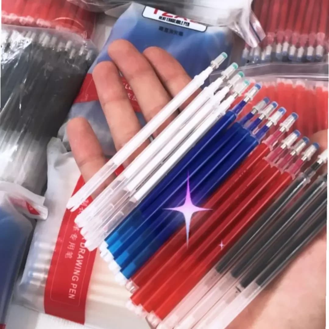 خودکار طراحی چهار رنگ، رنگ آبی، قرمز، مشکی و سفید، جنس پلاستیک، استوانهای، نوک نازک