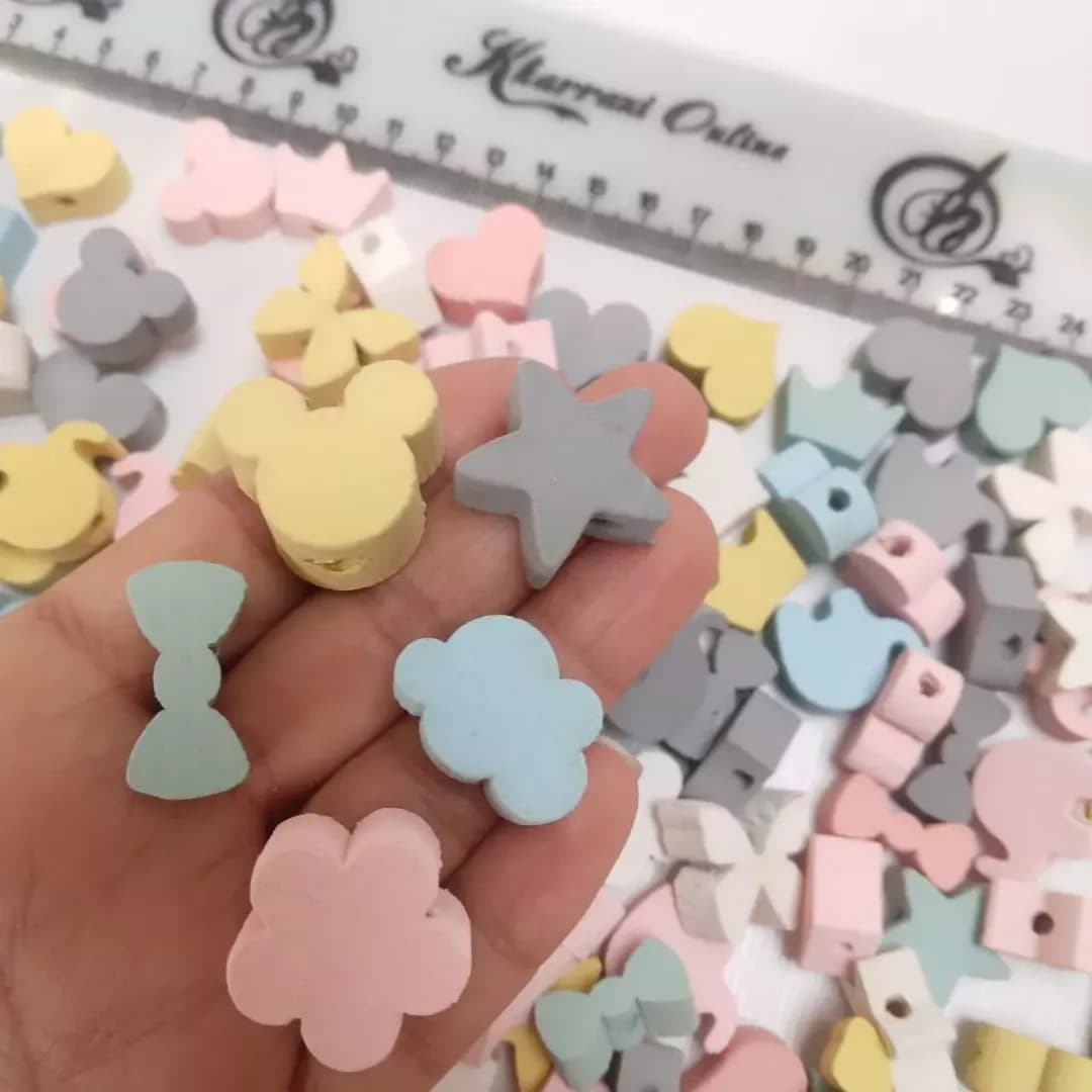 مهره تزئینی، رنگ صورتی، زرد، آبی و خاکستری، جنس چوب، اشکال متنوع