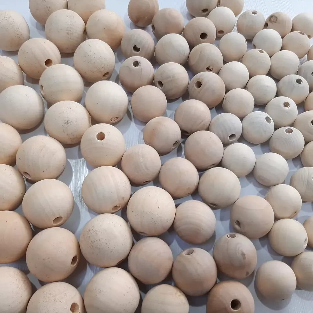 مهره چوبی مکرومه — رنگ کرم — نمای دردست — سایز حدود ۲۸ میل