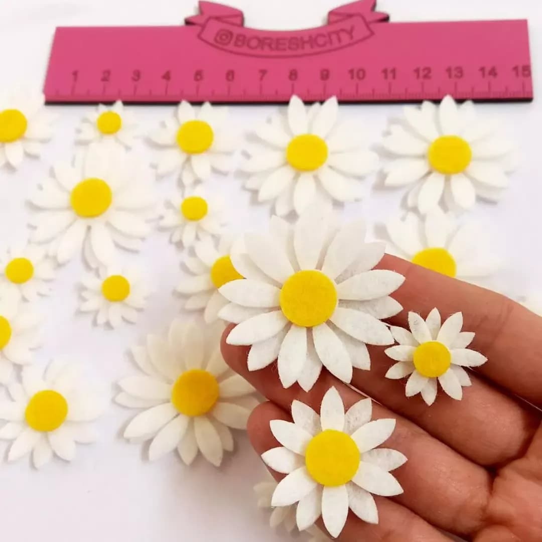 برش گل بابونه نمدی — رنگ سفید — نمای دردست — سایز ۲ و ۳ و ۴ سانت