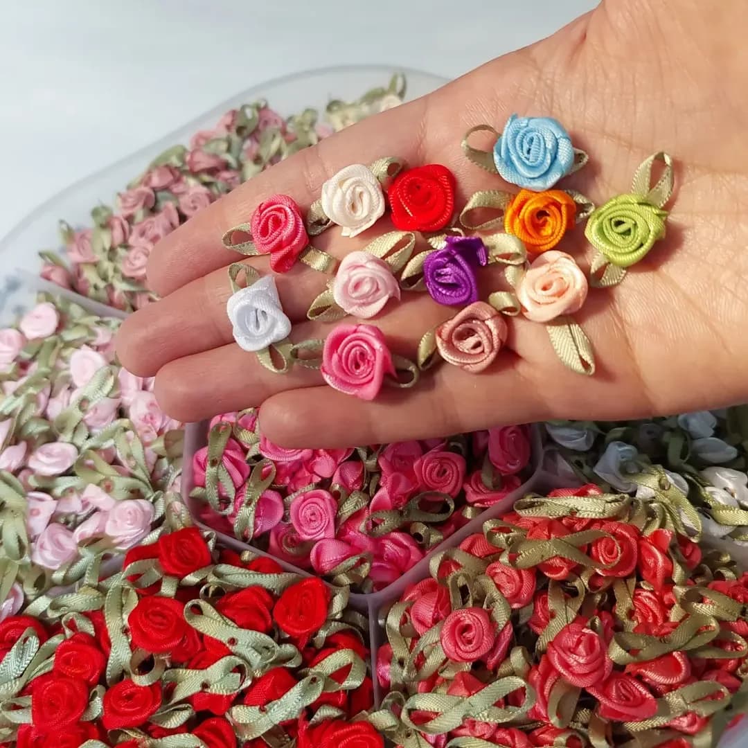 شکوفه ساتن کوچک، رنگ قرمز، صورتی، آبی، زرد، سبز و بنفش، رز کوچک