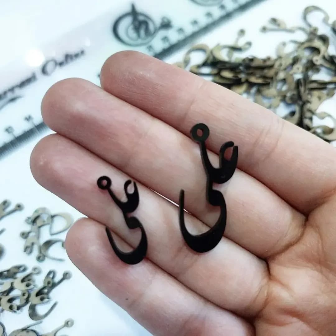 آویز اسم پلکسی مشکی، جنس فلز، کالیگرافی، تخت