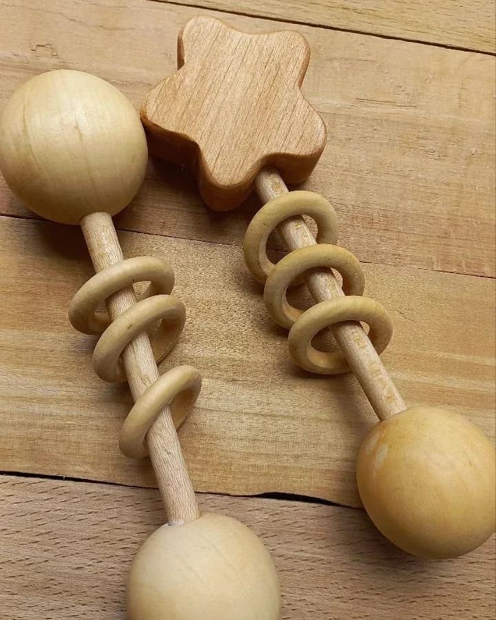 جغجغه چوبی گوی و ستاره — رنگ کرم — نمای دردست — گوی و ستاره