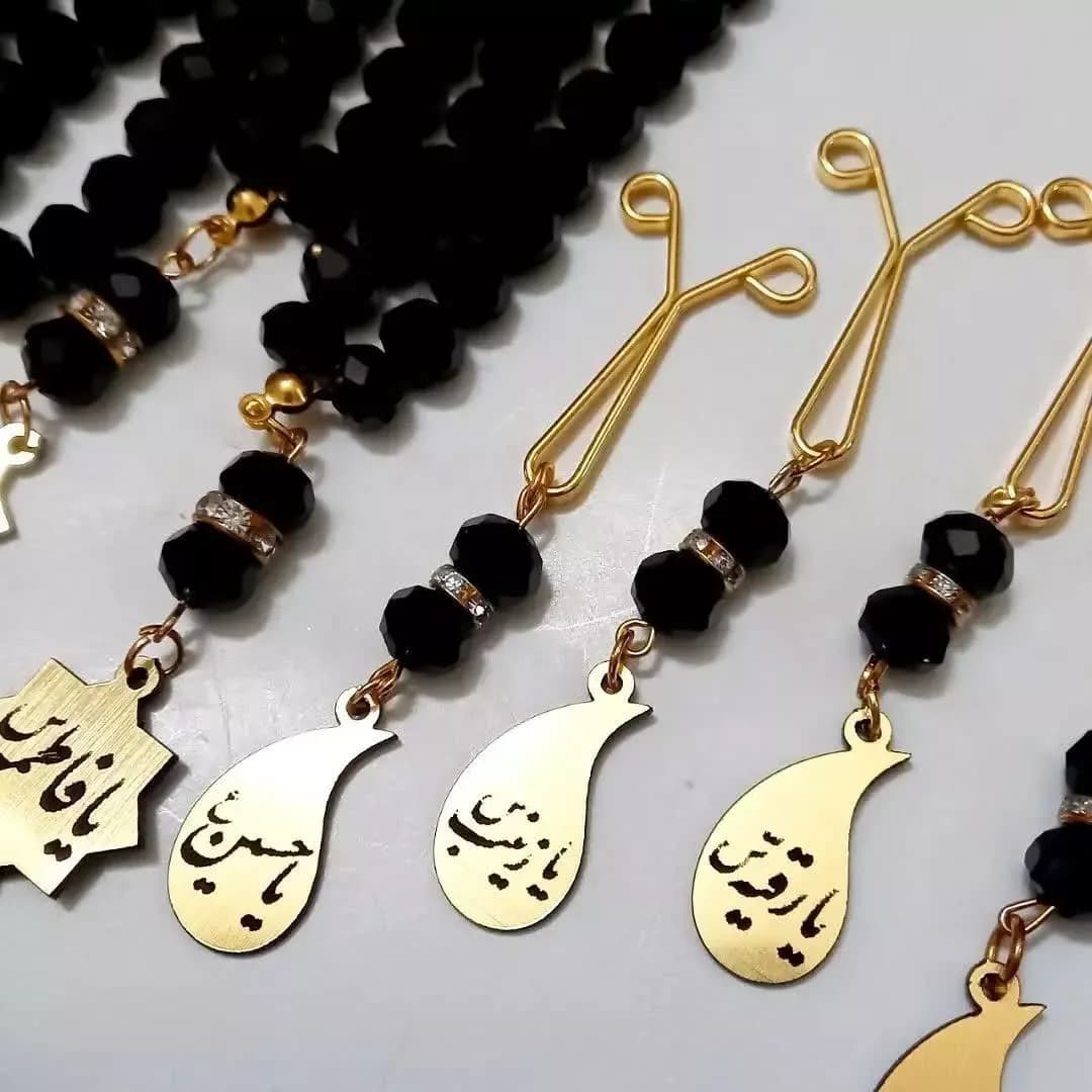 گیره روسری محرم — رنگ طلایی — نمای در‌دست — پلاک اسم