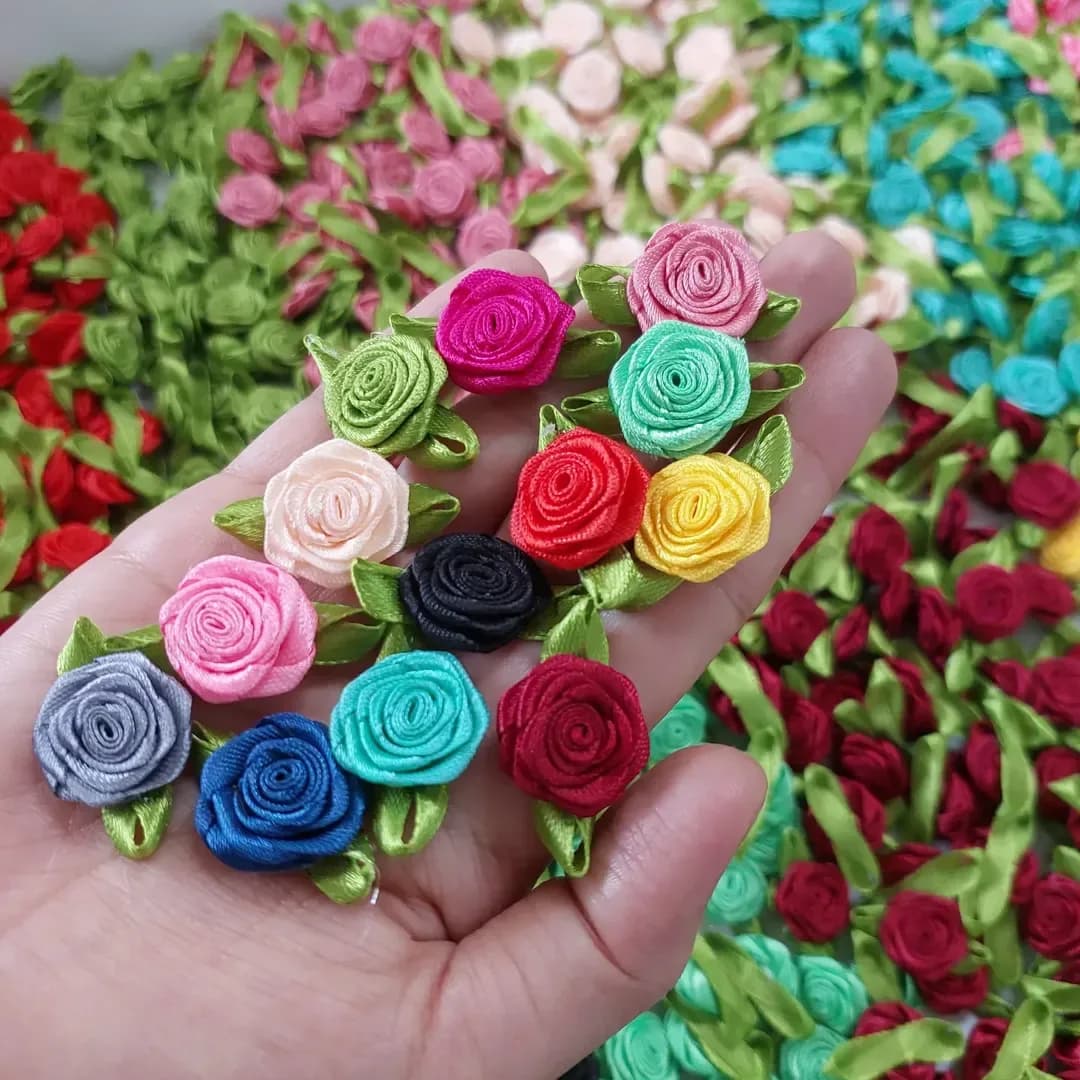 گل روبانی رنگارنگ — نمای در‌دست — با برگ