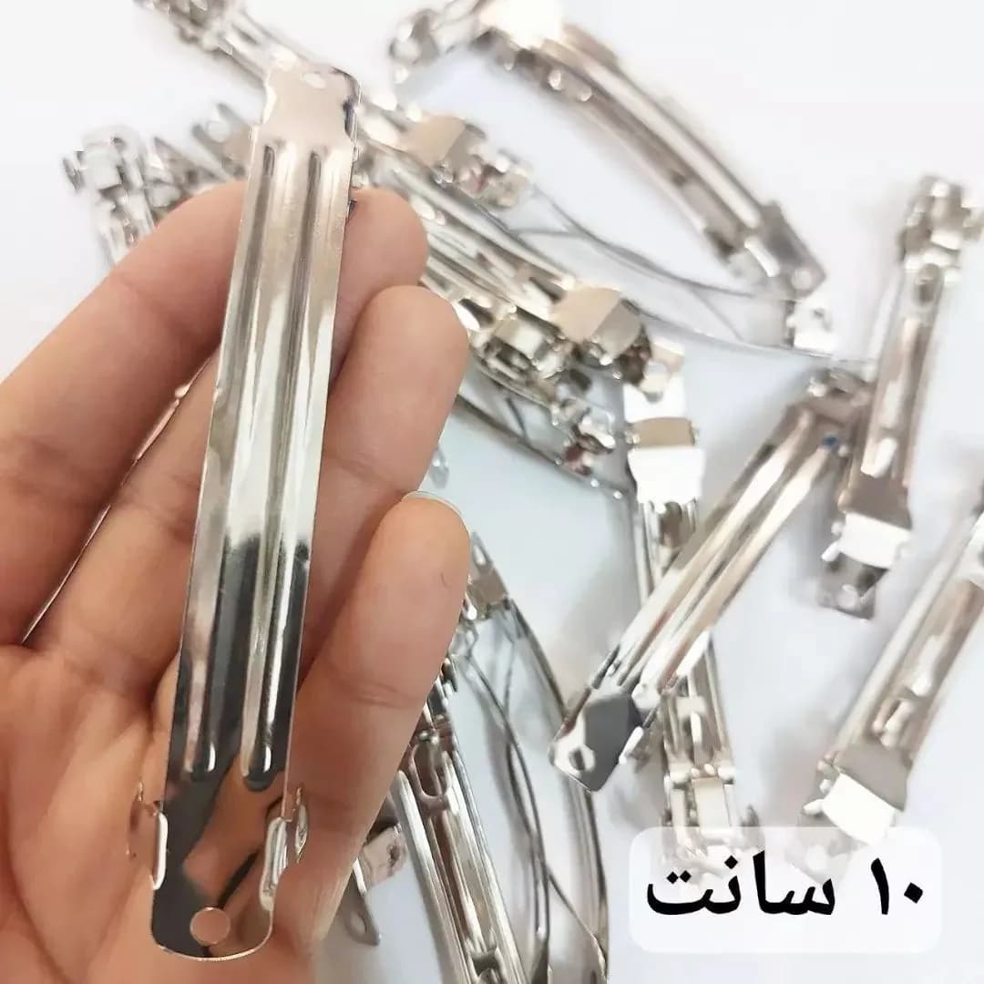 گیره فلزی مدل فرانسوی — رنگ نقره‌ای — نمای در‌دست — دو سایز ۸ و ۱۰ سانت