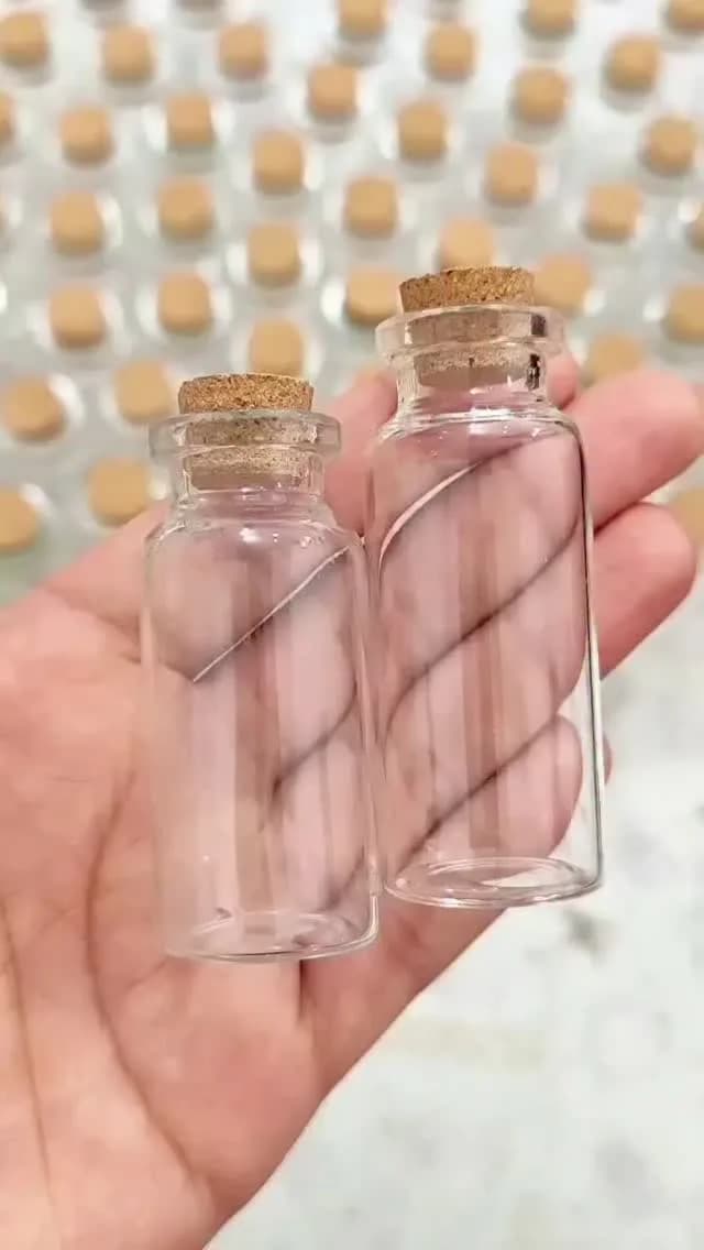 ویال شیشه‌ای با چوب‌پنبه، رنگ شفاف و قهوه‌ای، بطری شیشه‌ای کوچک