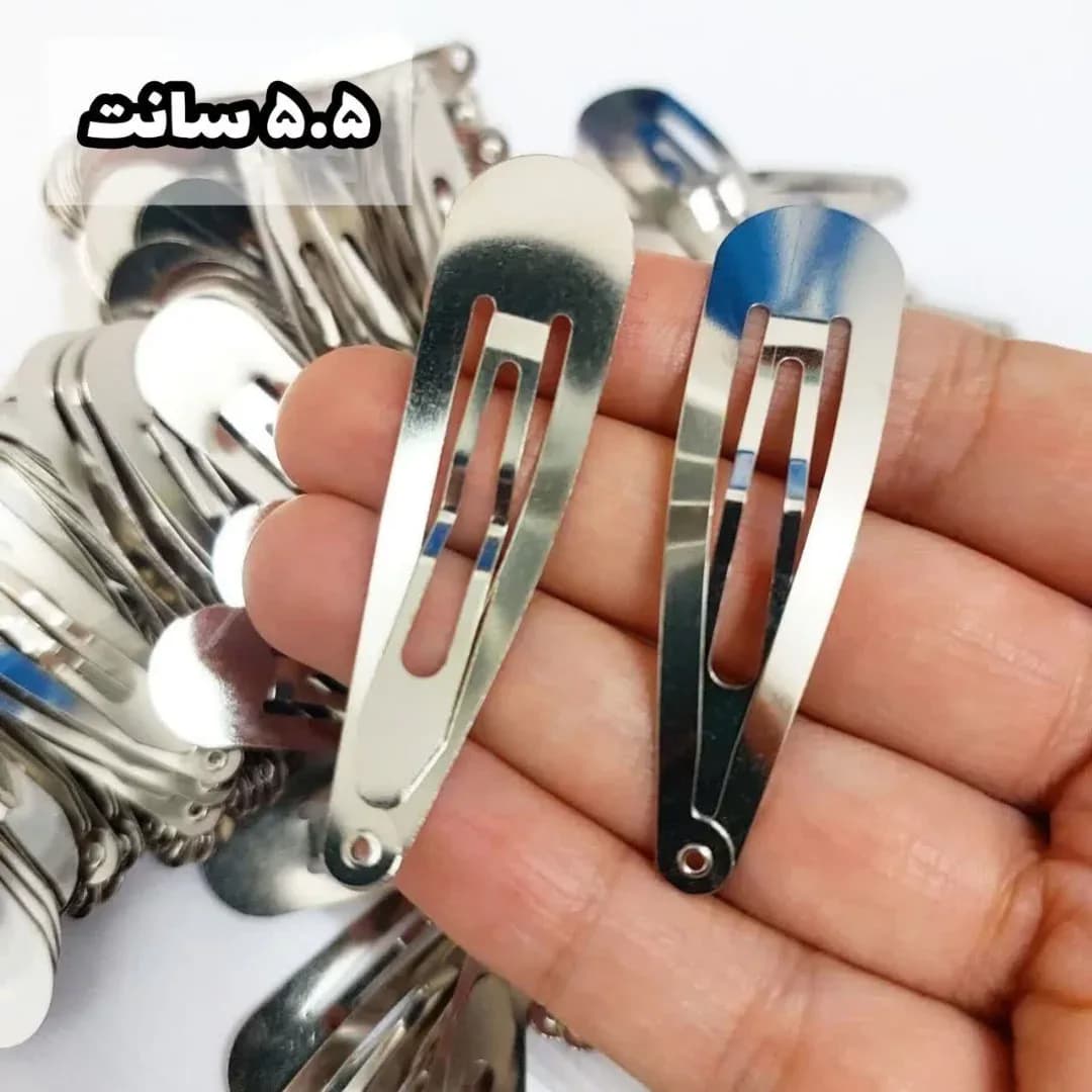 گیره سر در سه سایز — رنگ نقره‌ای — نمای در‌دست — ۳ سایز ۵٫۵ و ۶٫۵ و ۸ سانت