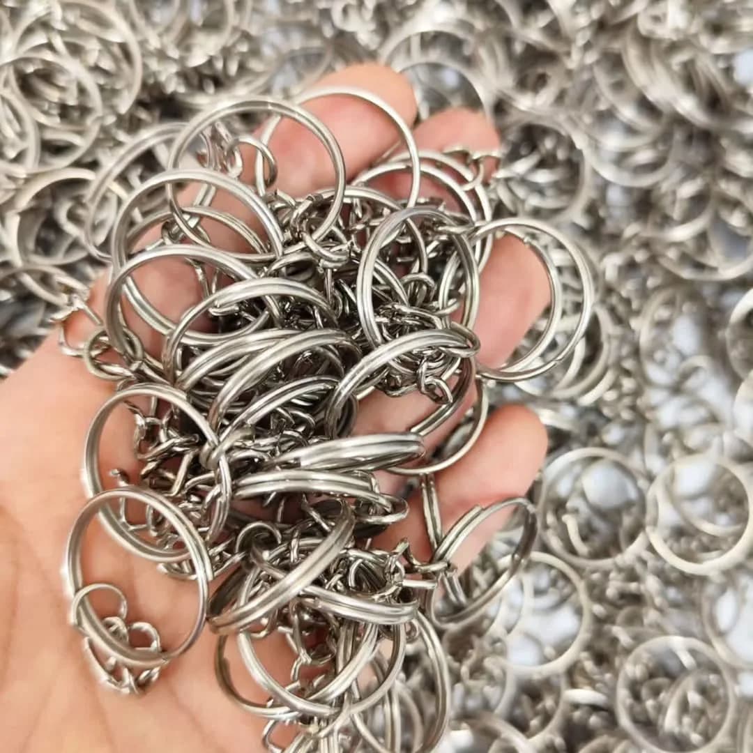 جاکلیدی نقره‌ای قطر ۲۴ میل — رنگ نقره‌ای — نمای در‌دست — غیرتخت