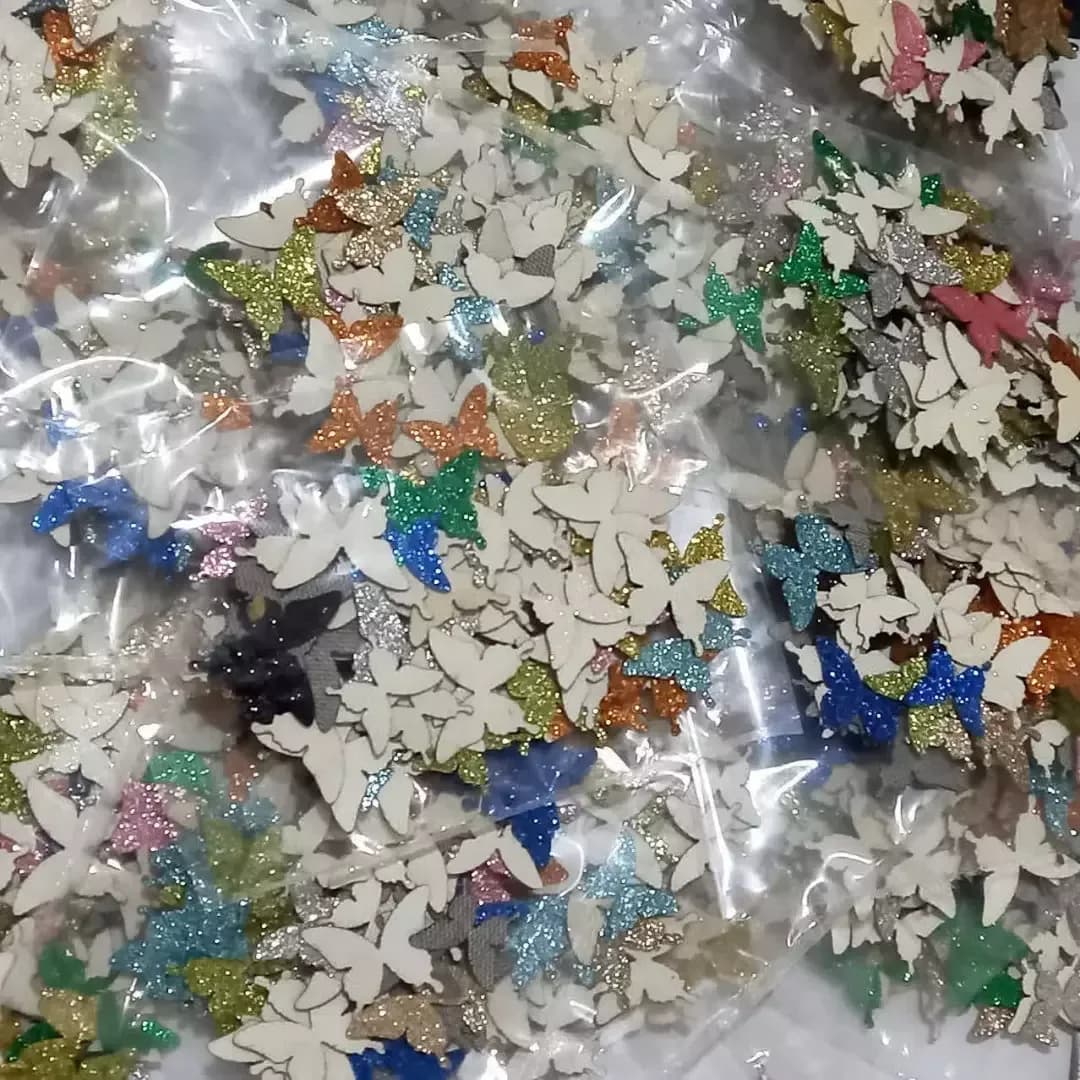 پروانه اکلیلی تزیینی — رنگ سفید — نمای دردست — رنگارنگ