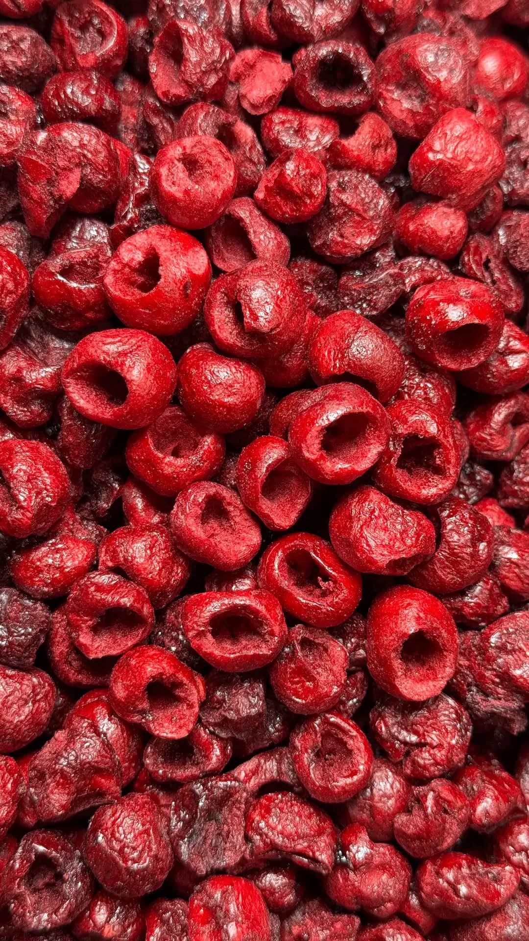آلبالو خشک فریزدرای، رنگ قرمز و سرخابی، توخالی و هستهگرفته
