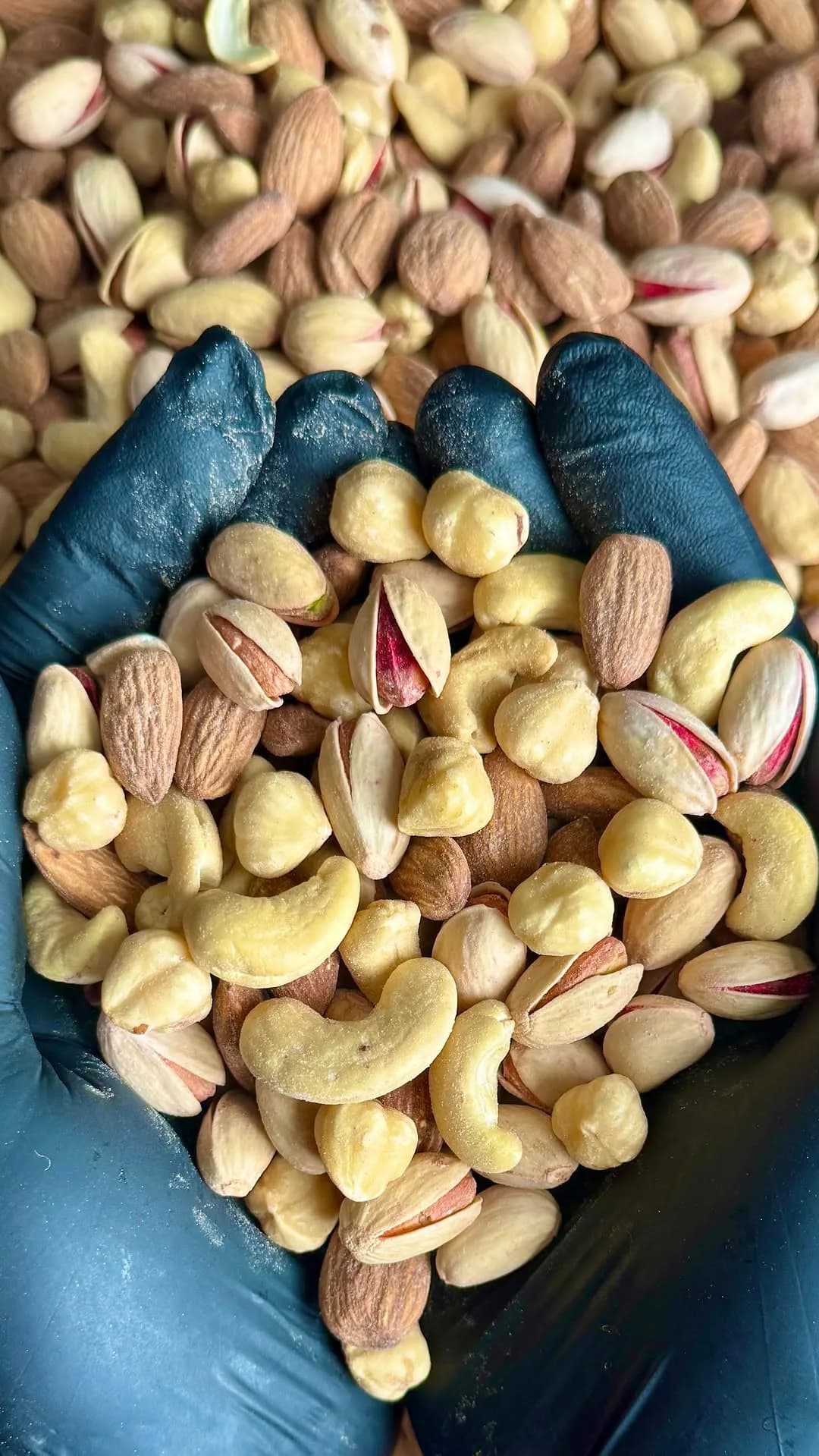 آجیل چهارمغز تنوری، رنگ کرم، قهوهای و سبز، دانهای