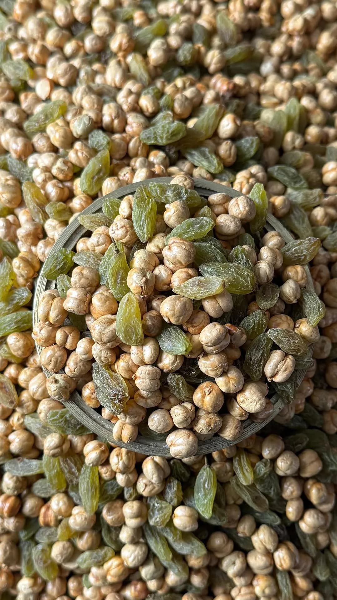 نخودچی کشمش لوکس، رنگ کرم و سبز، مخلوط