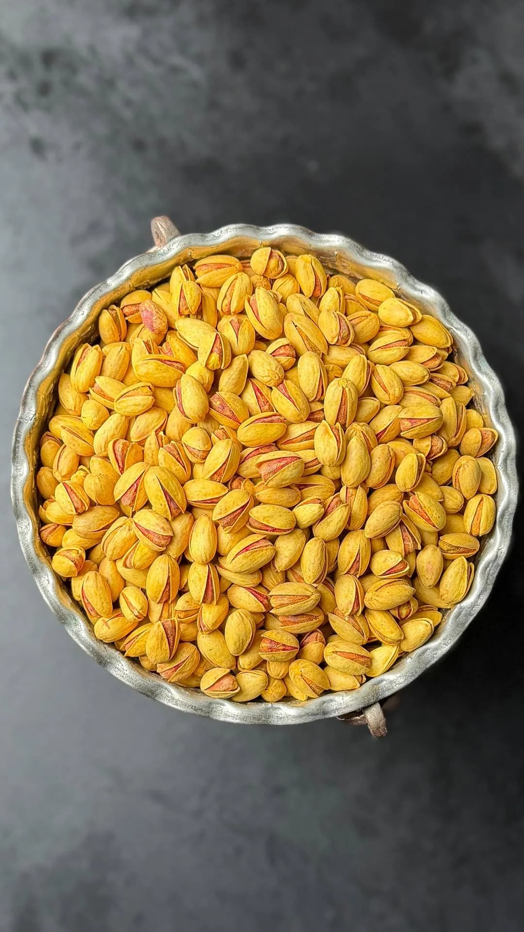 پسته بادامی خندان انس ۳۰، رنگ زرد و سبز، با پوست