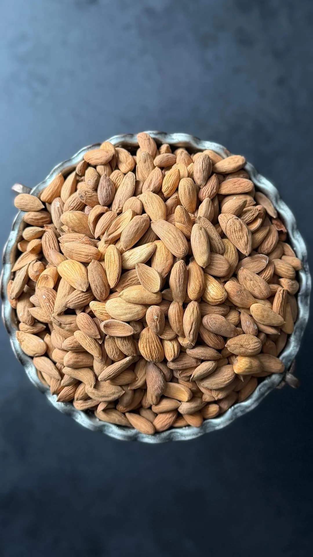 مغز بادام ایرانی فوق‌چرب، رنگ قهوه‌ای، پوست‌کنده