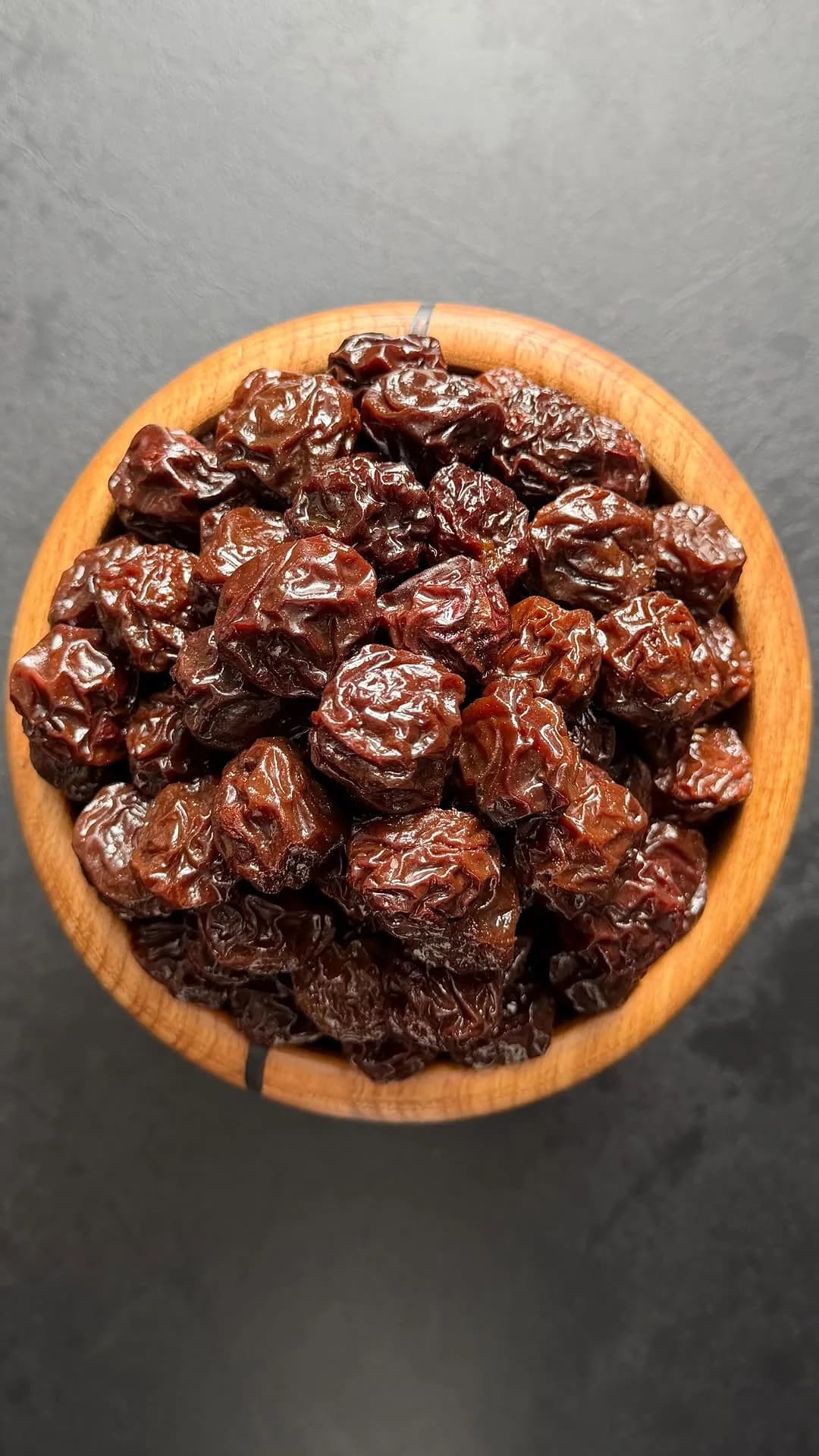 آلوچه برغانی تیره، رنگ بنفش تیره و مشکی، خشک شده