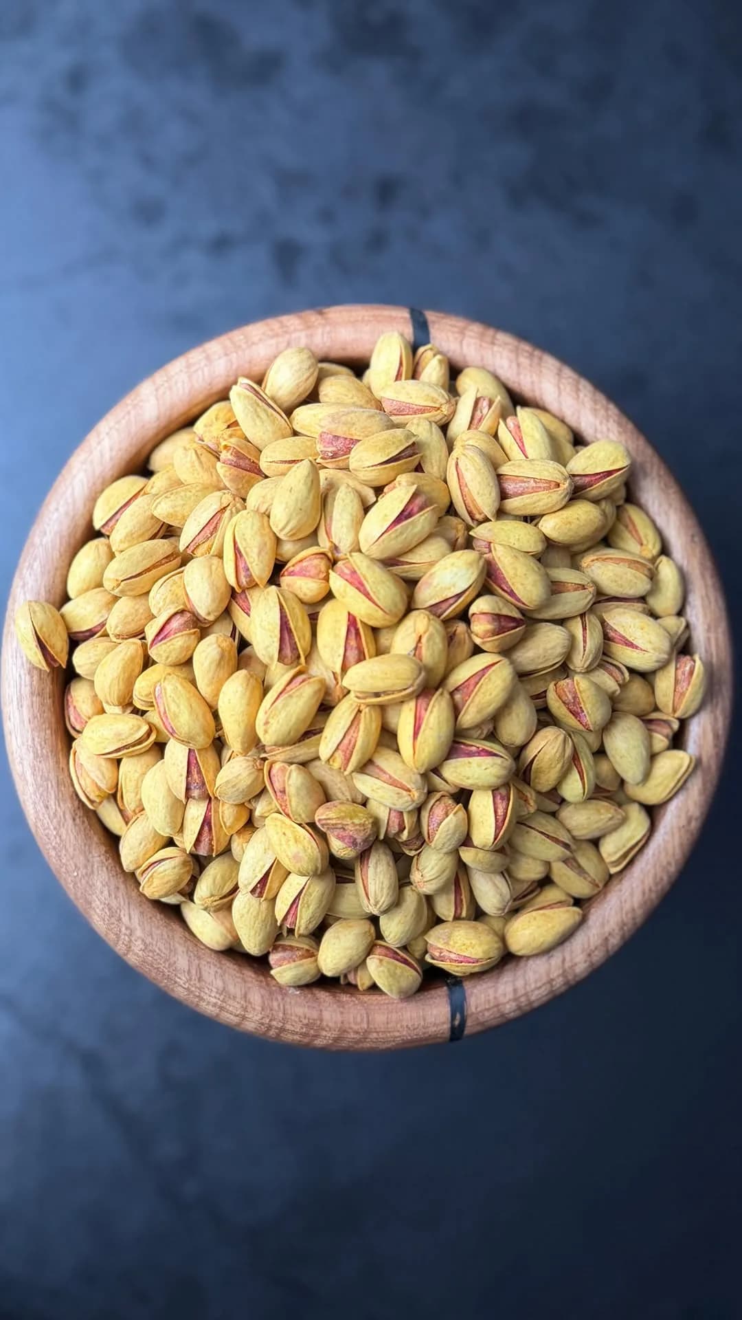 پسته بادامی پرمغز، رنگ کرم، سبز و قرمز، با پوست