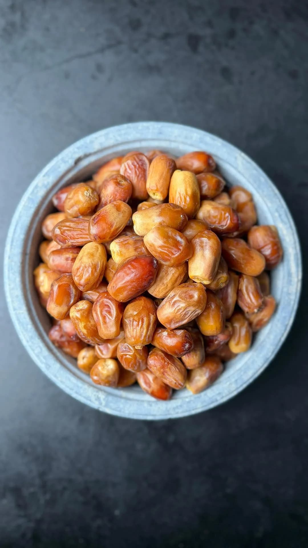 خرما زاهدی درجه یک، رنگ قهوه‌ای و زرد، تخم‌مرغی