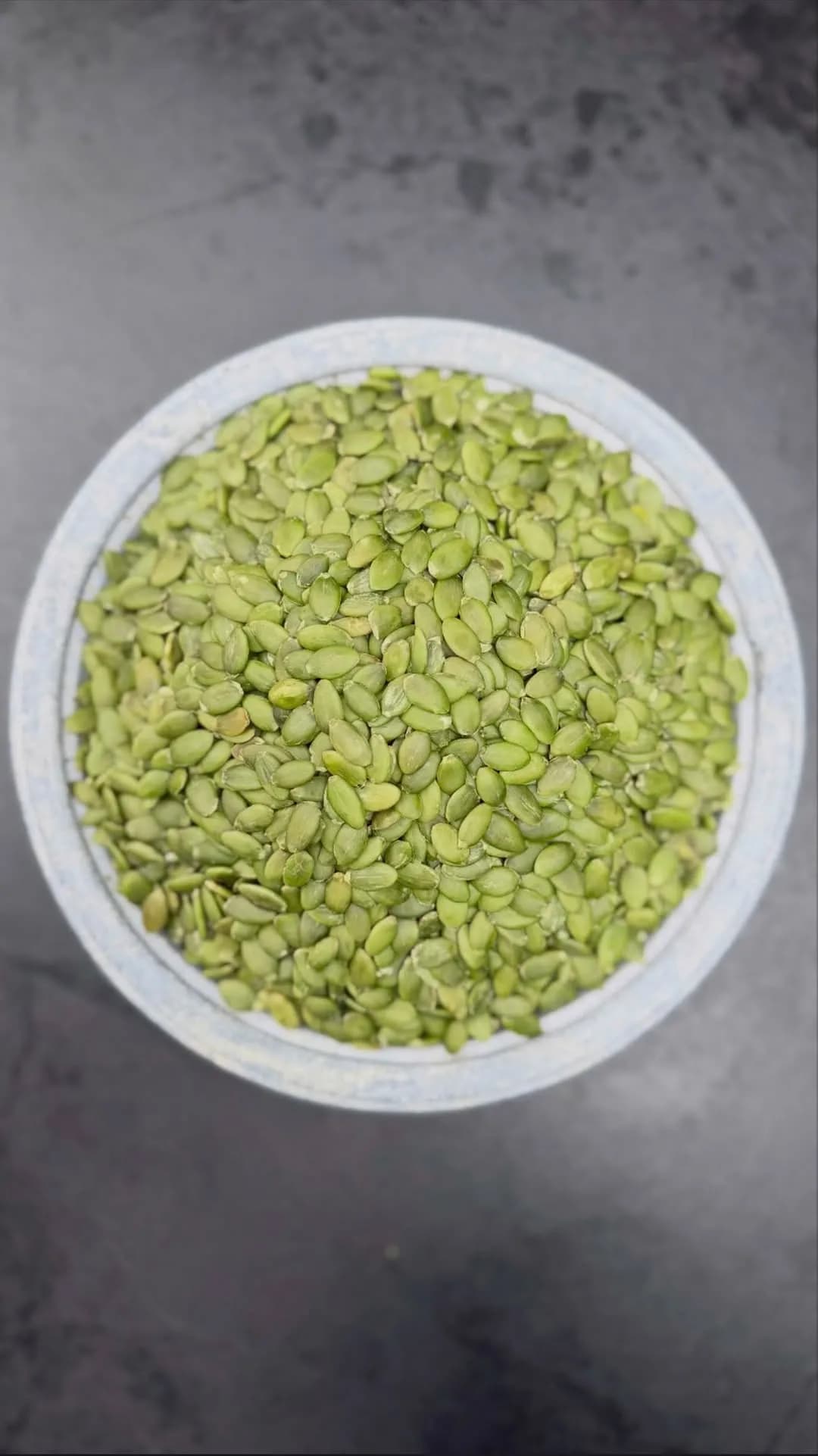 مغز تخمه کدو، رنگ سبز، بیضی کوچک