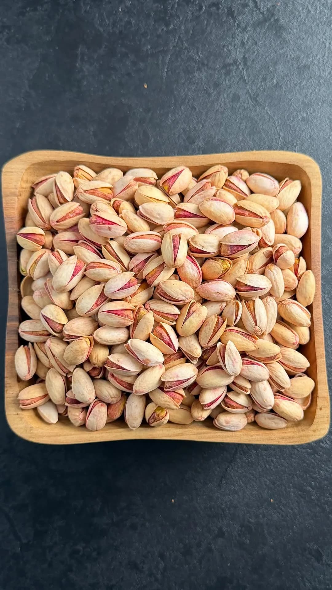 پسته انس ۳۰/۳۲ خندان، رنگ کرم، قرمز و قهوه‌ای، جنس پوسته‌ای، پسته کامل