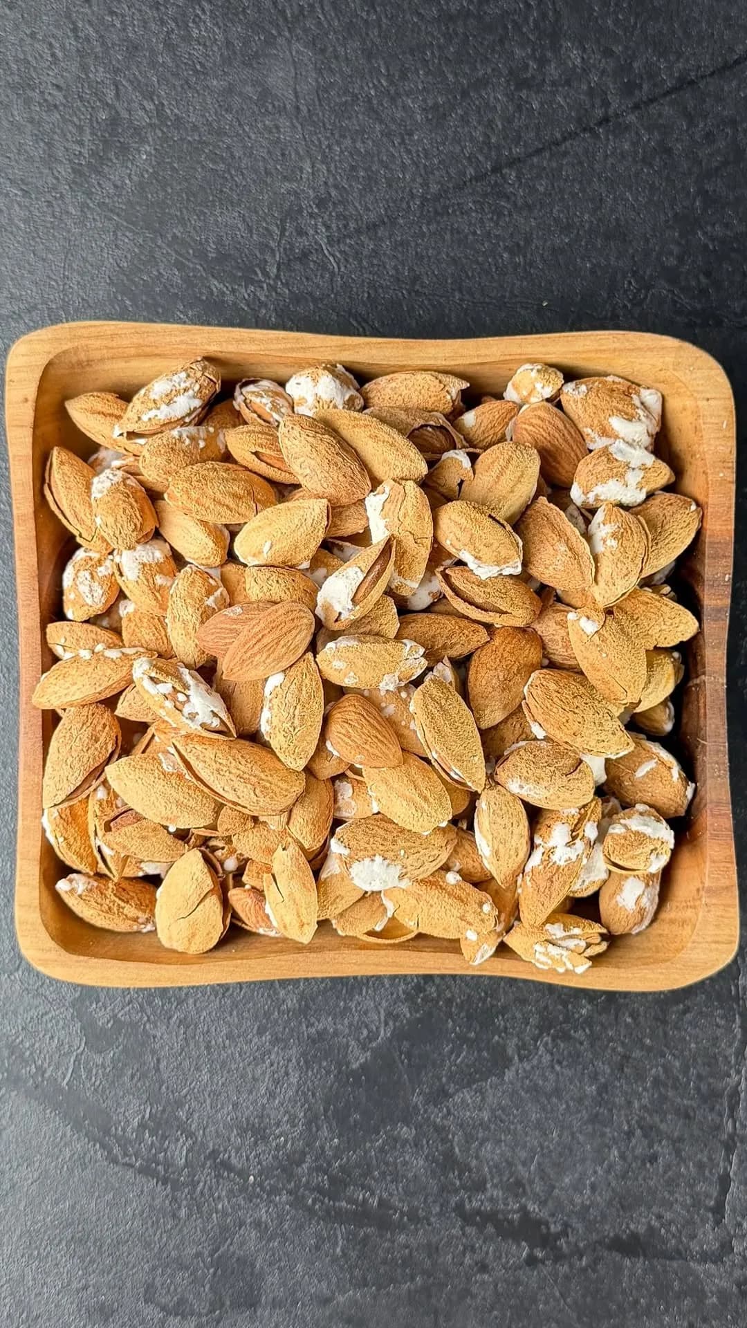 بادام پوست کاغذی خام و شور، رنگ قهوه‌ای و کرم، جنس چوبی و پوسته‌ای