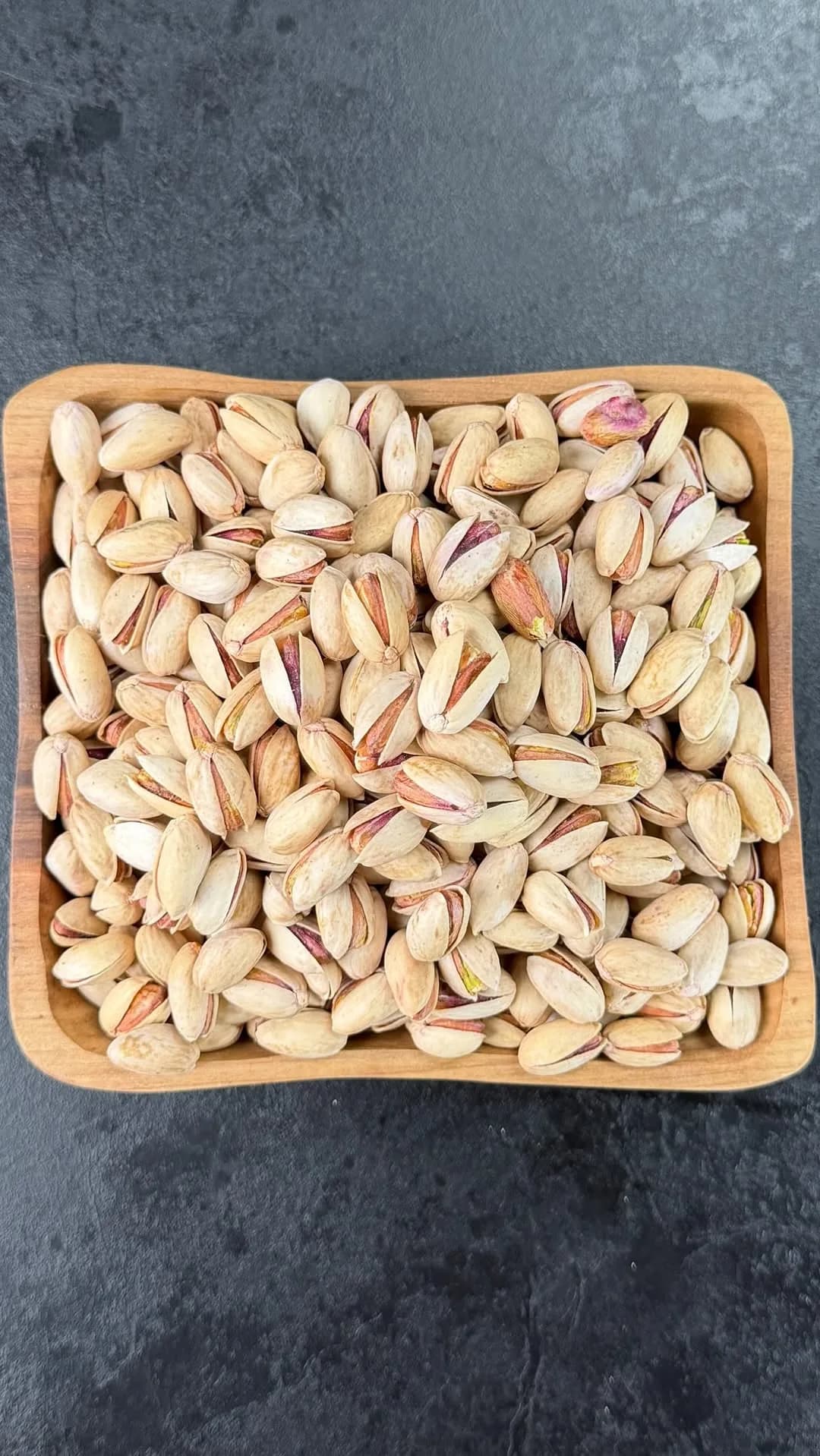 پسته بادامی خندان، رنگ کرم و سبز، با پوست
