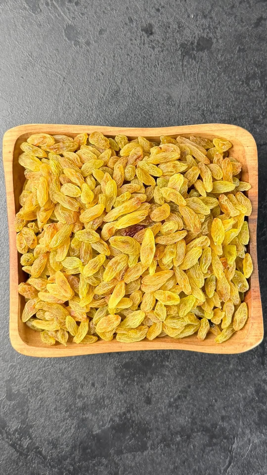 کشمش سبز، رنگ زرد و طلایی، بیضی کوچک