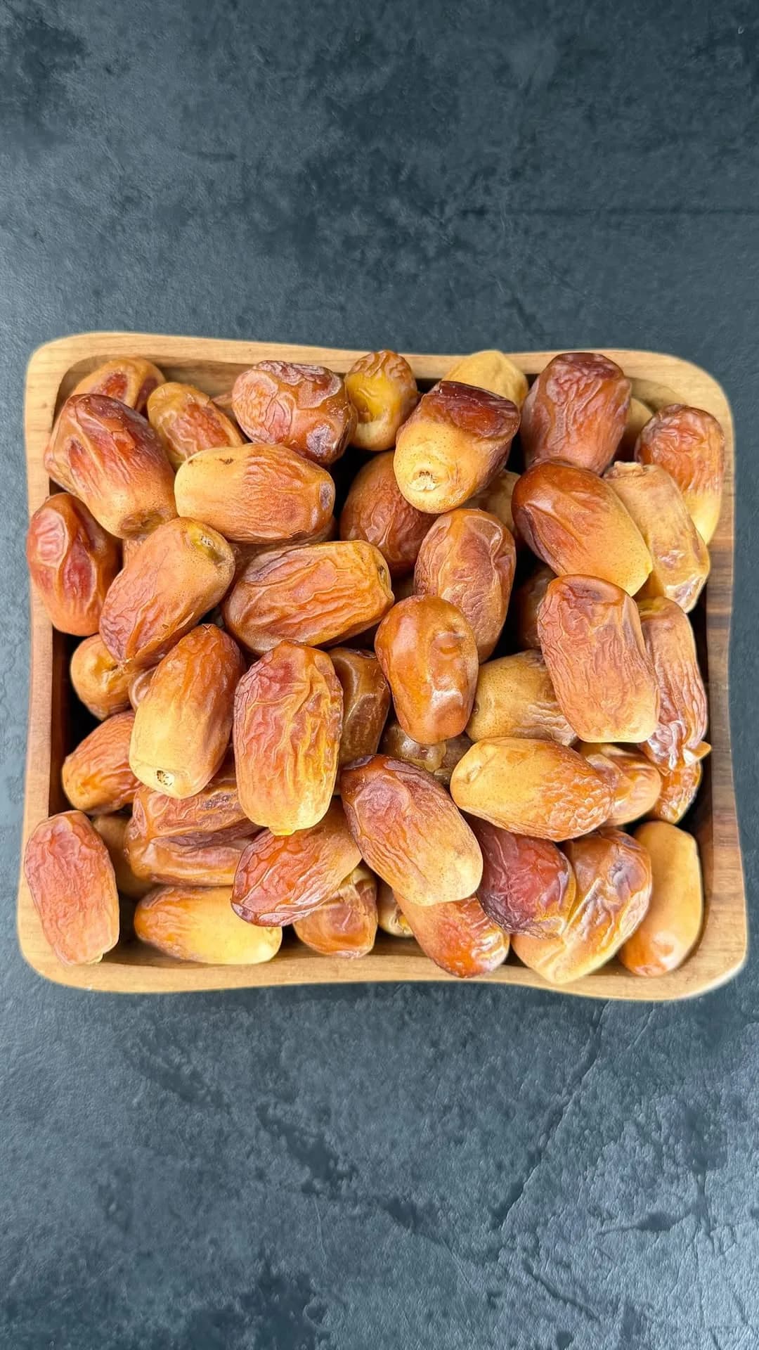 خرمای زاهدی، رنگ قهوه‌ای و طلایی، بیضی