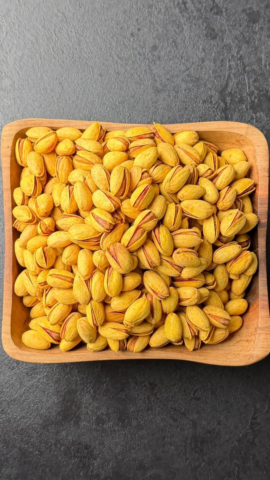 پسته بادامی، رنگ زرد و سبز، بیضی با پوست