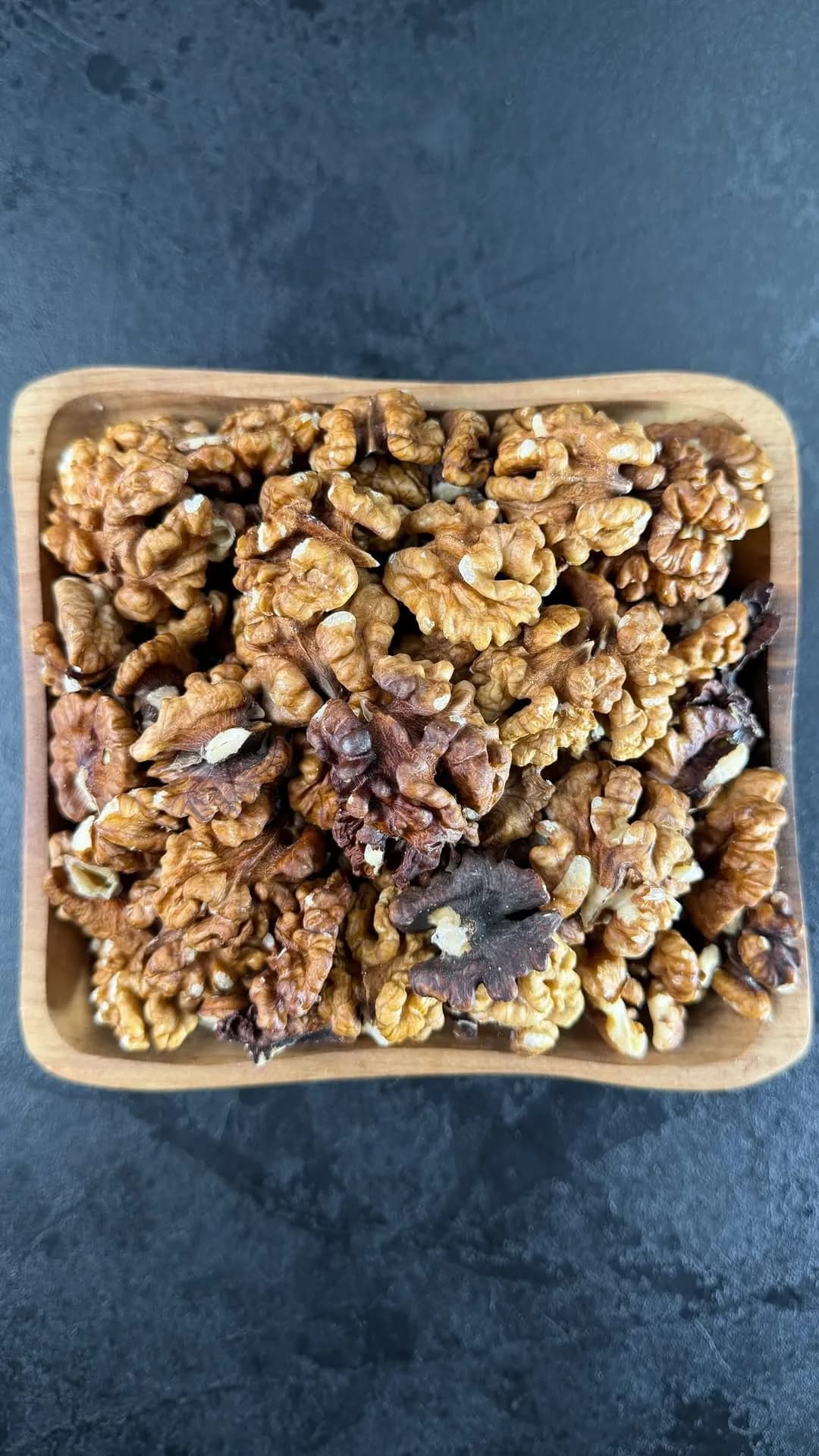 مغز گردو مخصوص فسنجان، رنگ قهوه‌ای و کرم