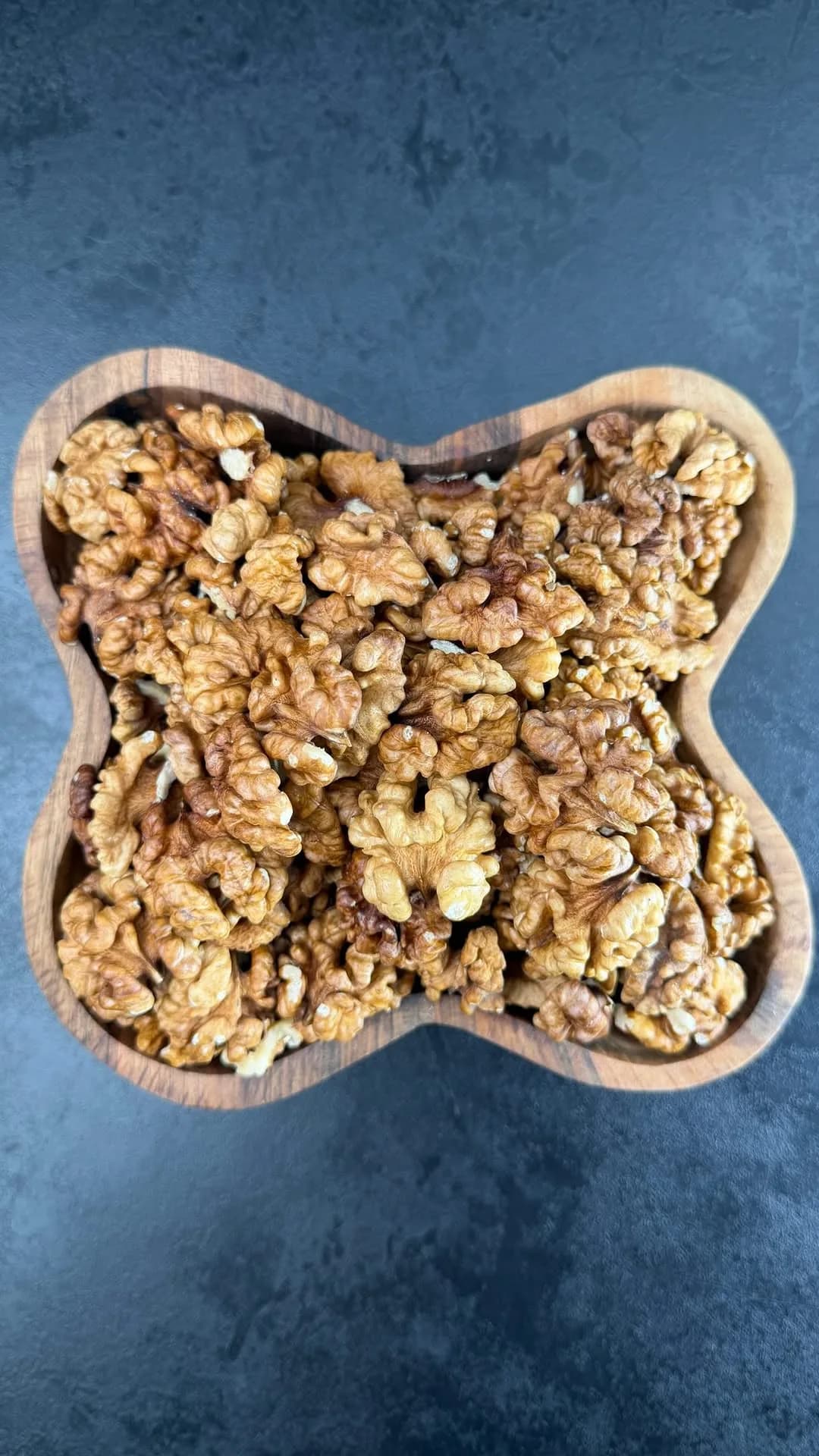 مغز گردو فسنجونی، رنگ قهوه‌ای و کرم