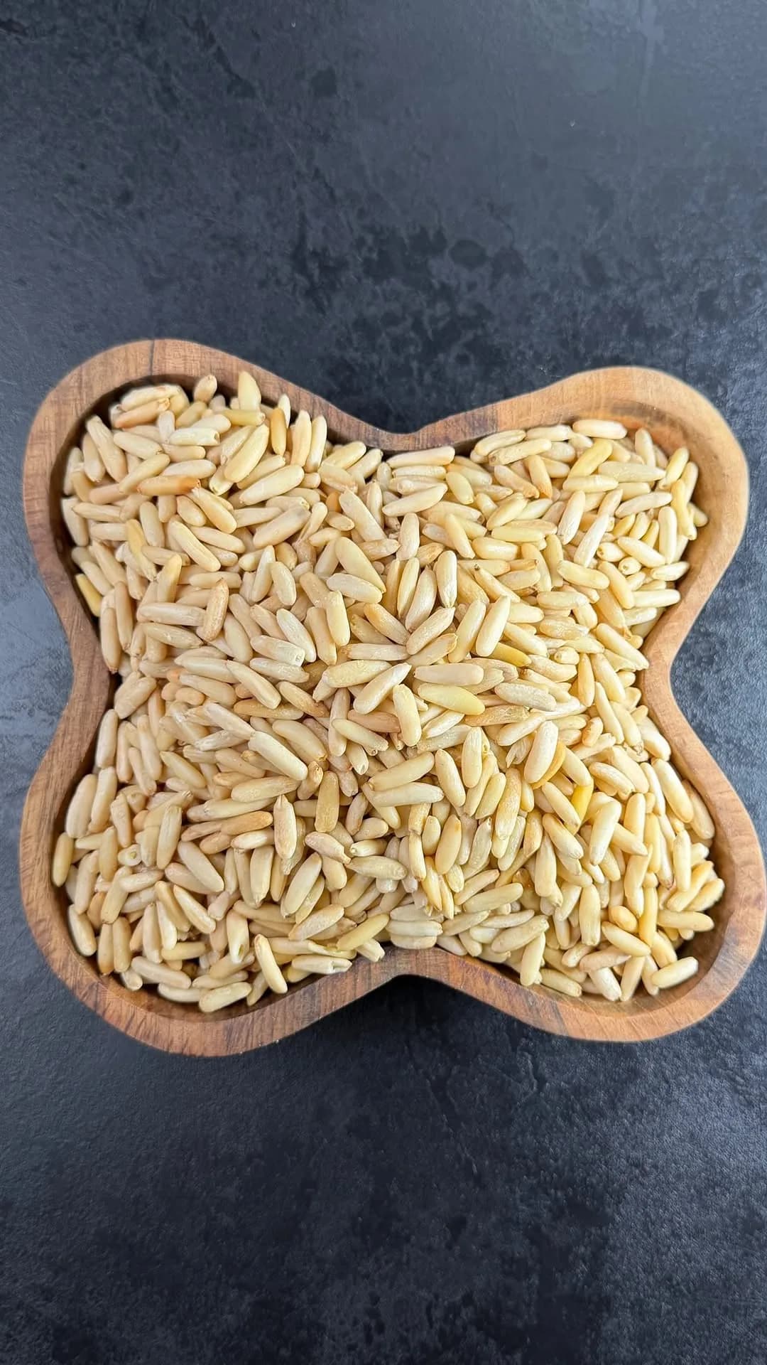 مغز چلغوزه، رنگ کرم و زرد، مغز دانه