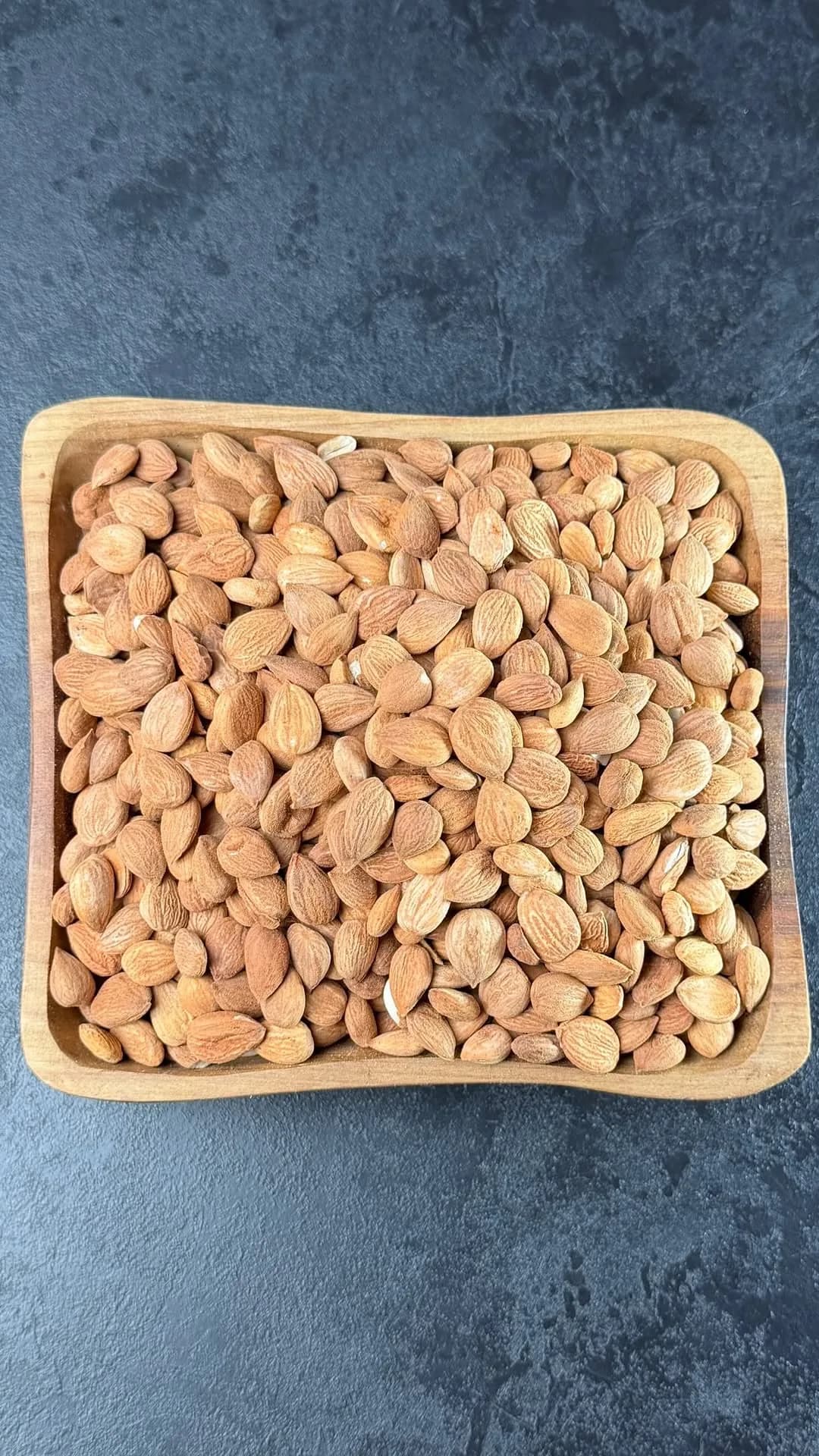 هسته زردآلو خام و شور، رنگ قهوه‌ای روشن، خشکبار